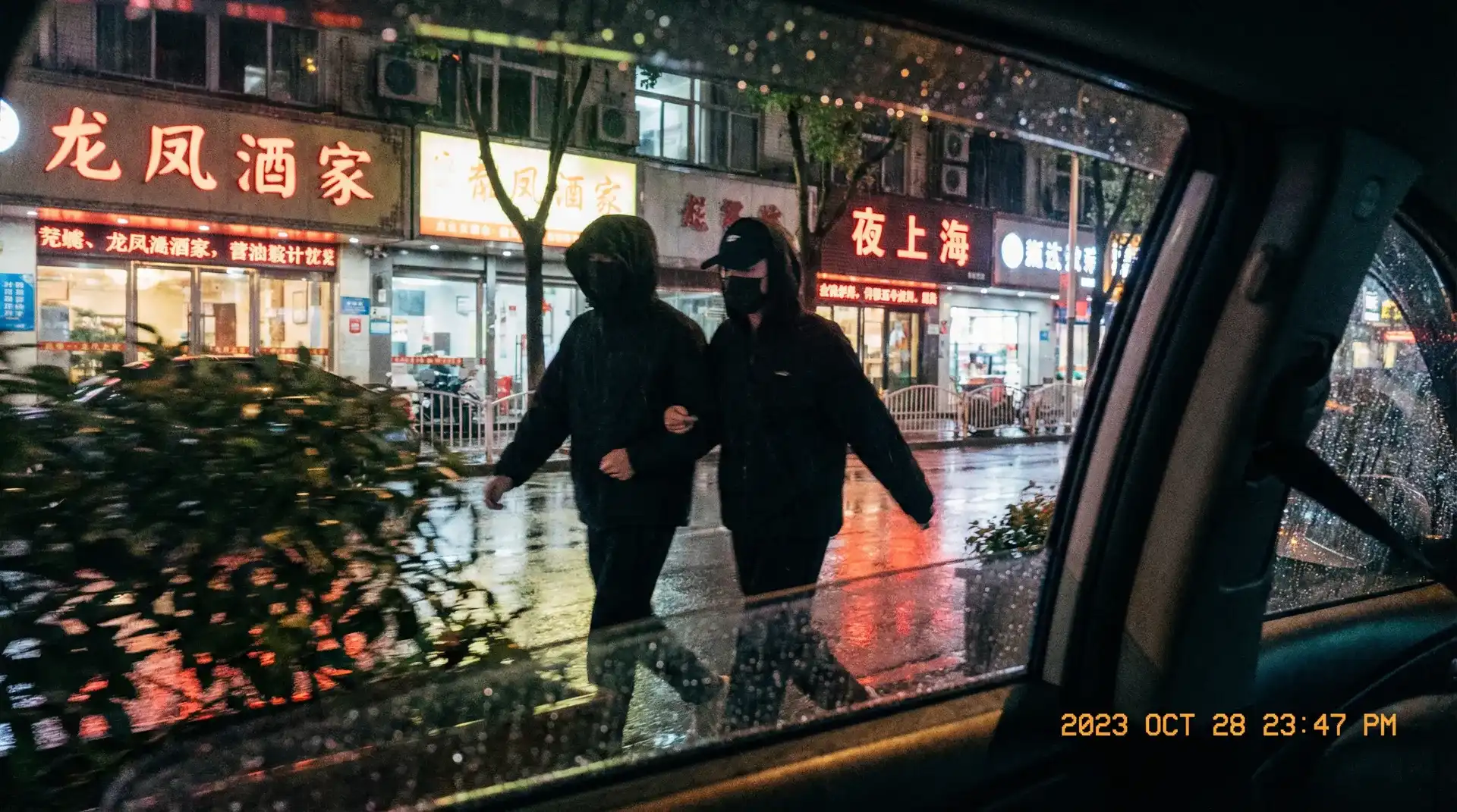 八戒体育网址 - 顶流明星深夜密会现场抓拍照片